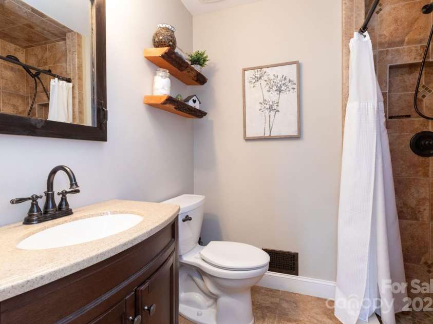 14 New Bern Drive, Fletcher, NC 28732.  MLS# CAR4277461, YatesRealty ID 25567. Primary bath