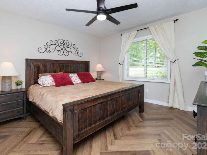 14 New Bern Drive, Fletcher, NC 28732.  MLS# CAR4277461, YatesRealty ID 25567. Spacious primary