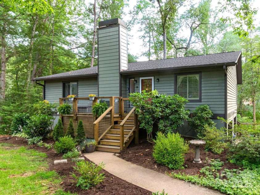 14 New Bern Drive, Fletcher, NC 28732.  MLS# CAR4277461, YatesRealty ID 25567. Welcome to the neighborhood!