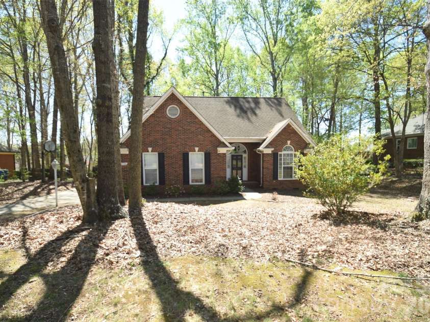 2336 Mill House Lane, Matthews, NC 28104.  MLS# CAR4362961, YatesRealty ID 25568. 