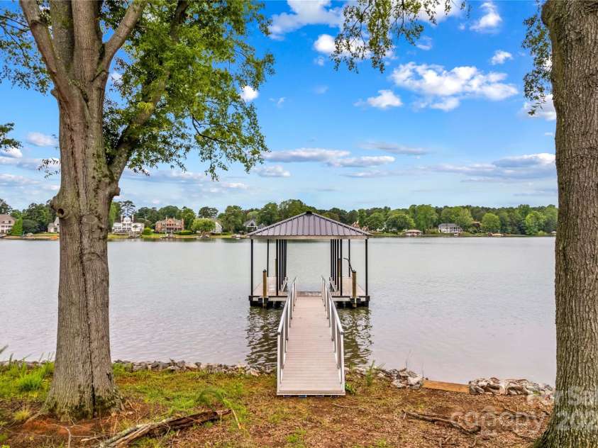 242 Shoreline Loop, Mooresville, NC 28117.  MLS# CAR4254091, YatesRealty ID 25569. 