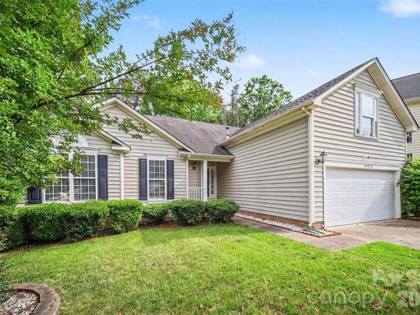 10026 Dauphine Drive, Charlotte, NC 28216.  MLS# CAR4385192, YatesRealty ID 25574. 