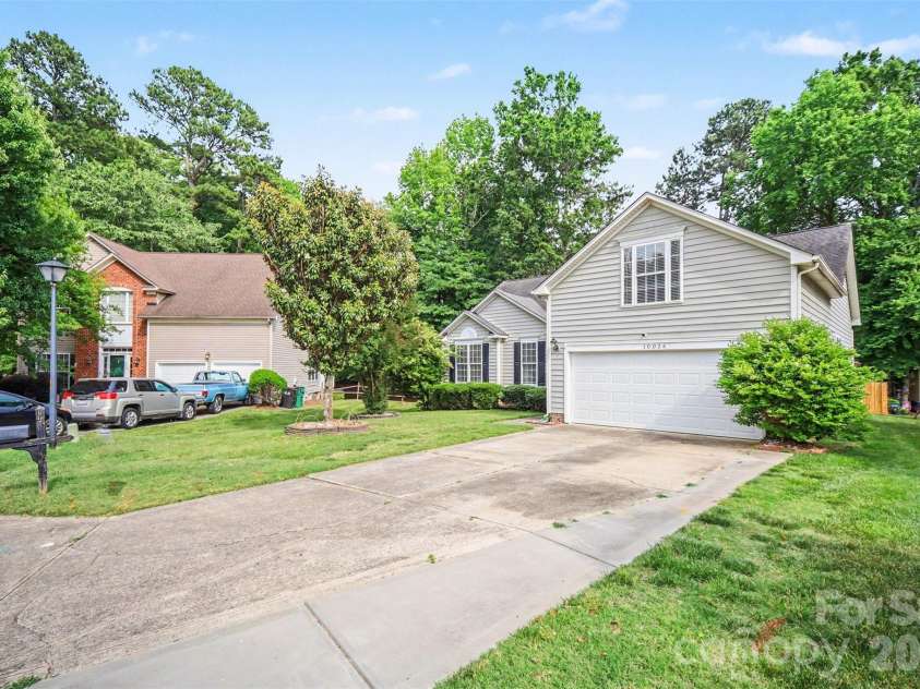 10026 Dauphine Drive, Charlotte, NC 28216.  MLS# CAR4385192, YatesRealty ID 25574. 