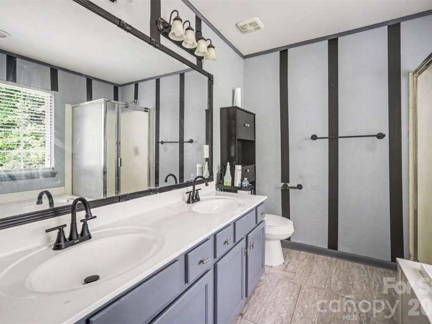 10026 Dauphine Drive, Charlotte, NC 28216.  MLS# CAR4385192, YatesRealty ID 25574. 