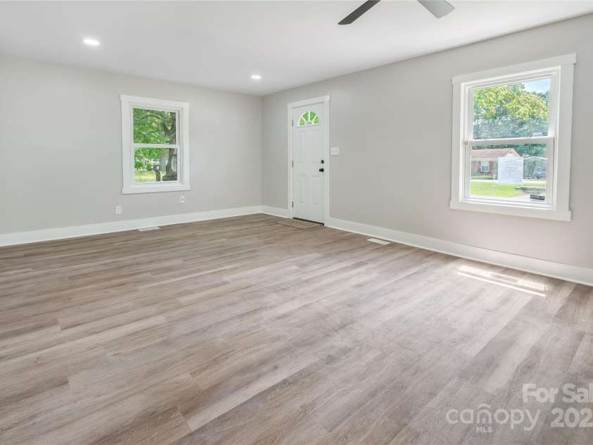 509 Hetty Hill Street, Gaffney, SC 29340.  MLS# CAR4248064, YatesRealty ID 25575. Living Rm