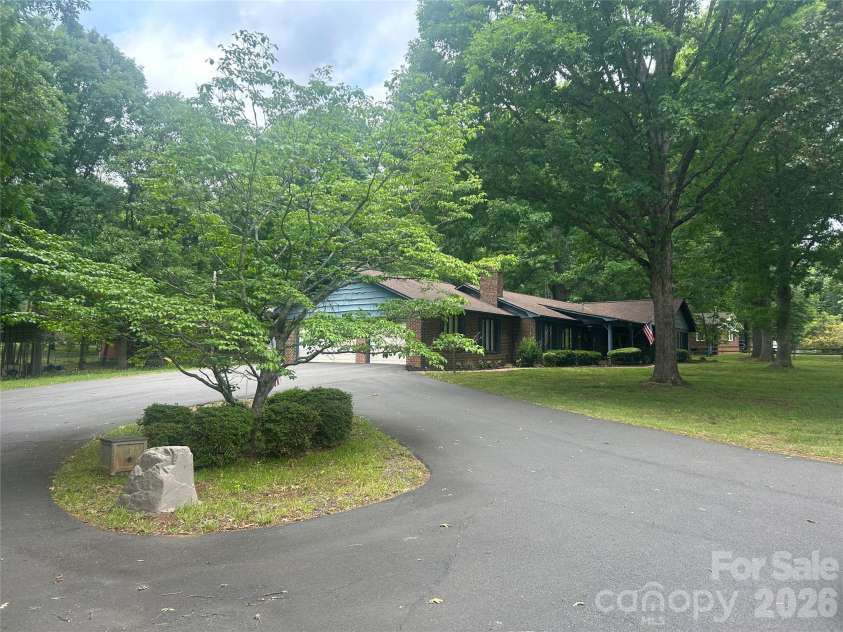 156 Monte Vista Road, Statesville, NC 28625.  MLS# CAR4379805, YatesRealty ID 25577. Circle drive