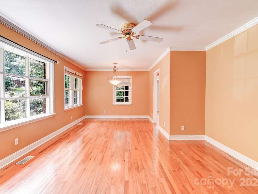 171 Surry Lane, Hendersonville, NC 28791.  MLS# CAR4280412, YatesRealty ID 25578. 