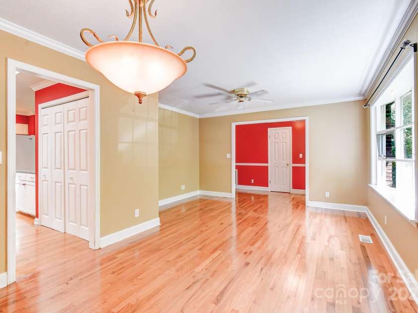 171 Surry Lane, Hendersonville, NC 28791.  MLS# CAR4280412, YatesRealty ID 25578. 