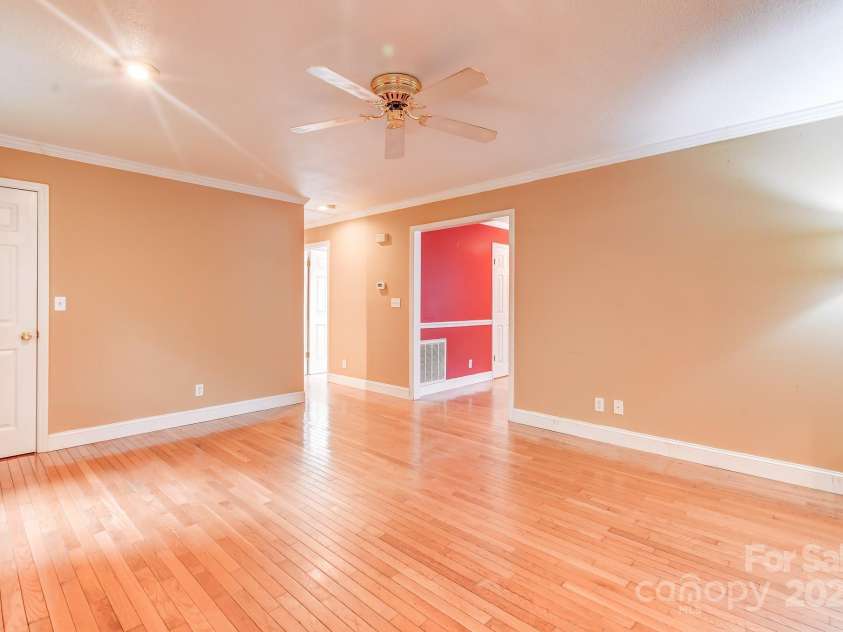 171 Surry Lane, Hendersonville, NC 28791.  MLS# CAR4280412, YatesRealty ID 25578. 