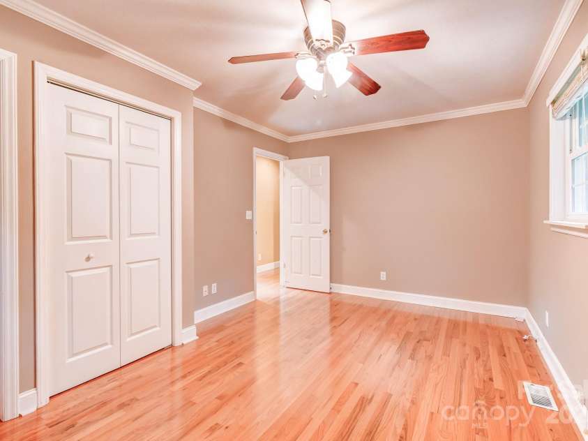 171 Surry Lane, Hendersonville, NC 28791.  MLS# CAR4280412, YatesRealty ID 25578. 