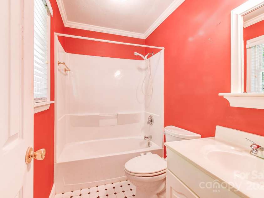 171 Surry Lane, Hendersonville, NC 28791.  MLS# CAR4280412, YatesRealty ID 25578. 