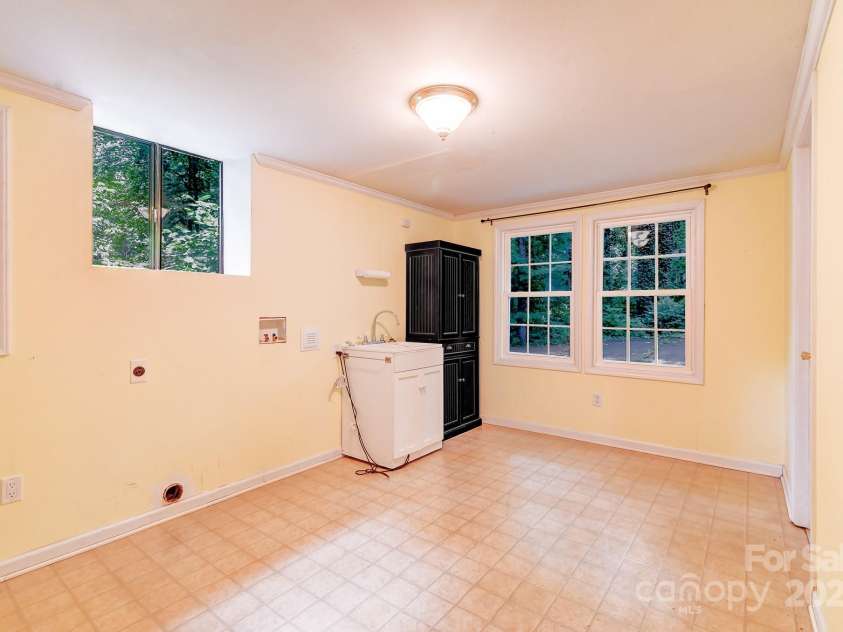 171 Surry Lane, Hendersonville, NC 28791.  MLS# CAR4280412, YatesRealty ID 25578. 