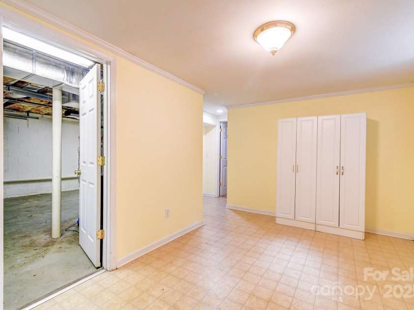 171 Surry Lane, Hendersonville, NC 28791.  MLS# CAR4280412, YatesRealty ID 25578. 