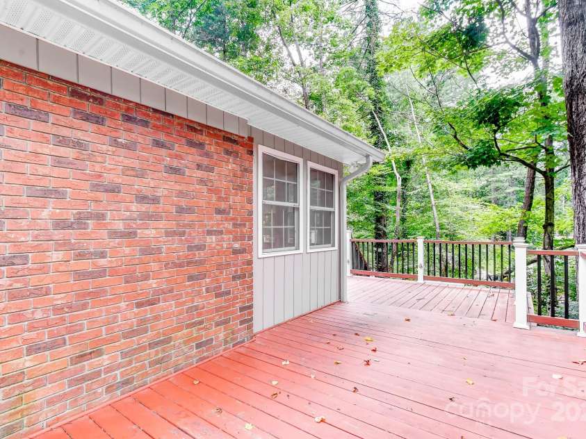 171 Surry Lane, Hendersonville, NC 28791.  MLS# CAR4280412, YatesRealty ID 25578. 