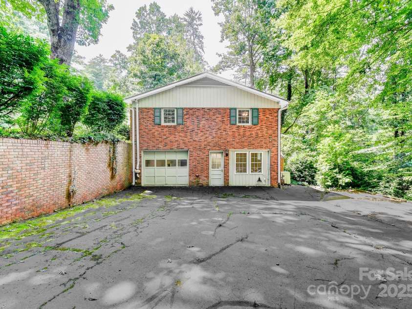 171 Surry Lane, Hendersonville, NC 28791.  MLS# CAR4280412, YatesRealty ID 25578. 