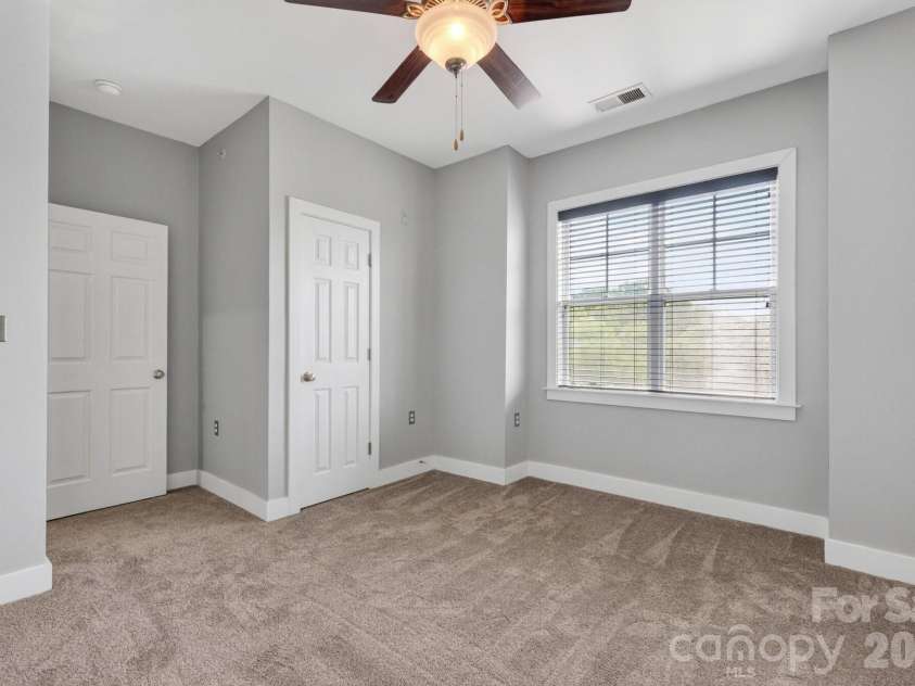 262 Harbour Place Drive, Davidson, NC 28036.  MLS# CAR4381547, YatesRealty ID 25578. 