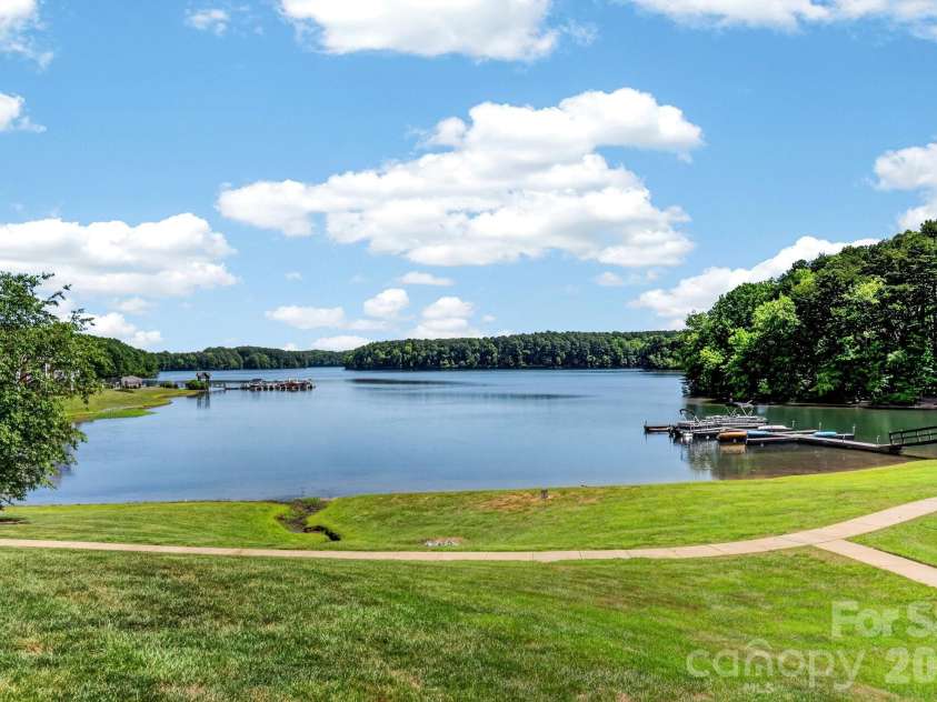 262 Harbour Place Drive, Davidson, NC 28036.  MLS# CAR4381547, YatesRealty ID 25578. 