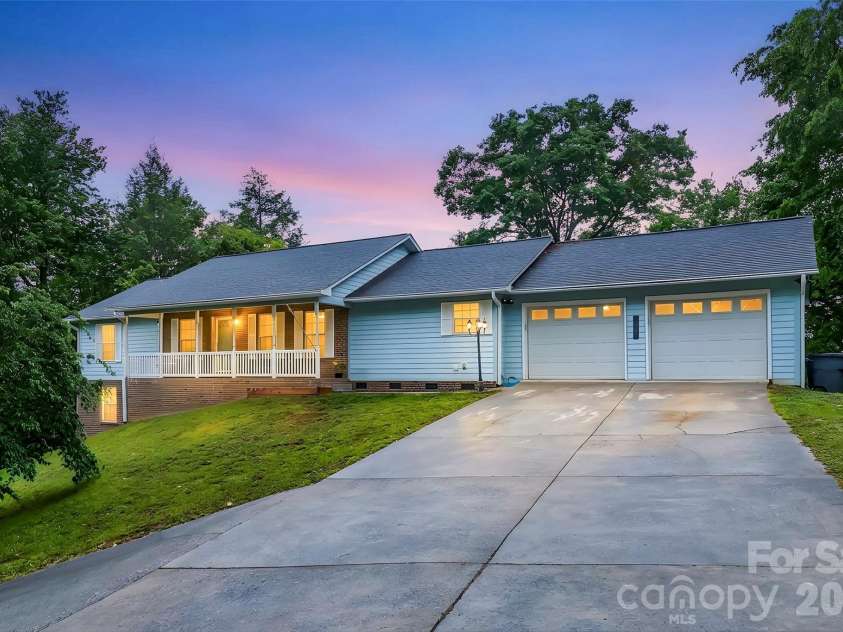 570 Pleasant View Drive, Marion, NC 28752.  MLS# CAR4384259, YatesRealty ID 25580. 