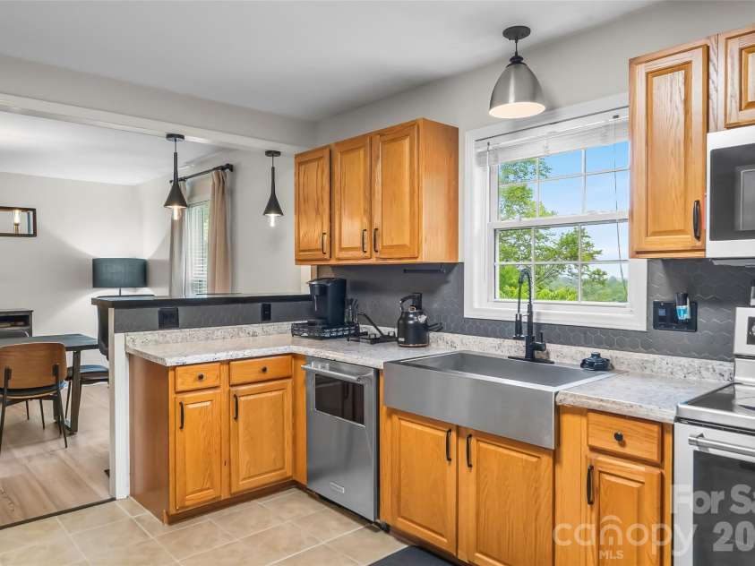 570 Pleasant View Drive, Marion, NC 28752.  MLS# CAR4384259, YatesRealty ID 25580. 