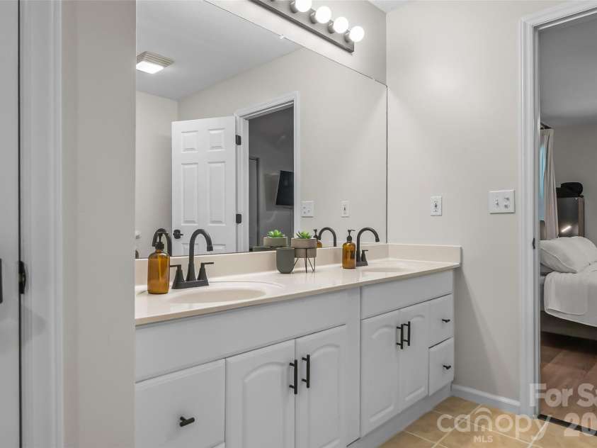 570 Pleasant View Drive, Marion, NC 28752.  MLS# CAR4384259, YatesRealty ID 25580. 