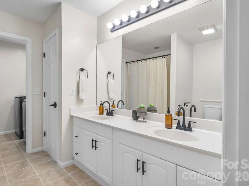 570 Pleasant View Drive, Marion, NC 28752.  MLS# CAR4384259, YatesRealty ID 25580. 