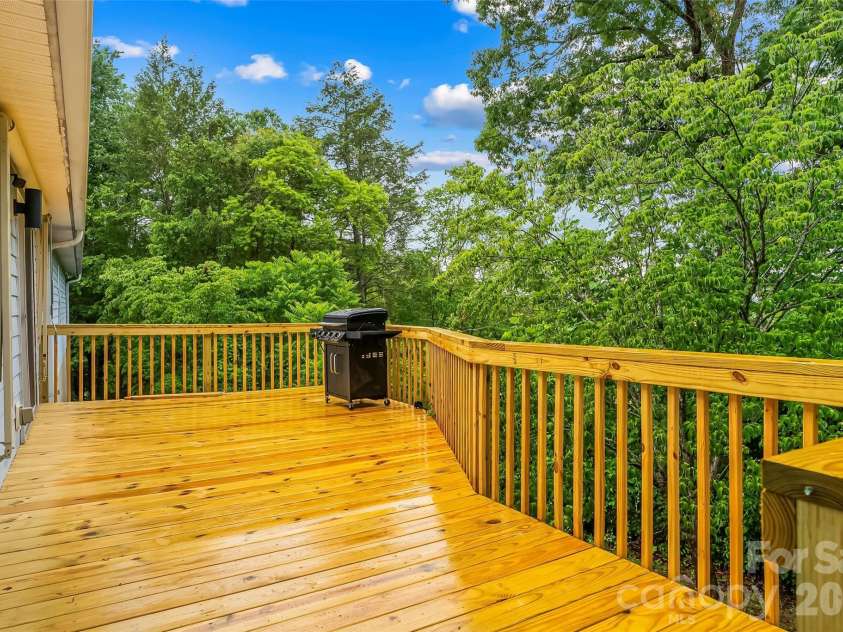 570 Pleasant View Drive, Marion, NC 28752.  MLS# CAR4384259, YatesRealty ID 25580. 