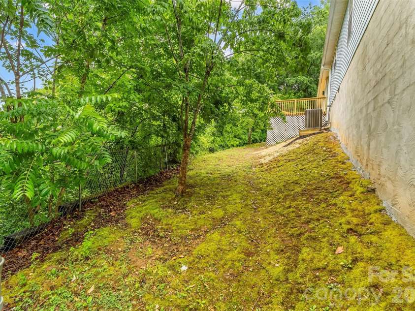 570 Pleasant View Drive, Marion, NC 28752.  MLS# CAR4384259, YatesRealty ID 25580. 