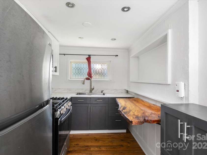 351 Dove Haven Lane, Hendersonville, NC 28791.  MLS# CAR4276592, YatesRealty ID 25581. 