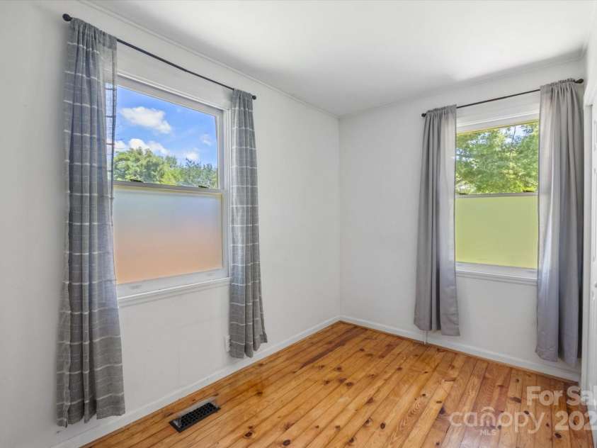 351 Dove Haven Lane, Hendersonville, NC 28791.  MLS# CAR4276592, YatesRealty ID 25581. 