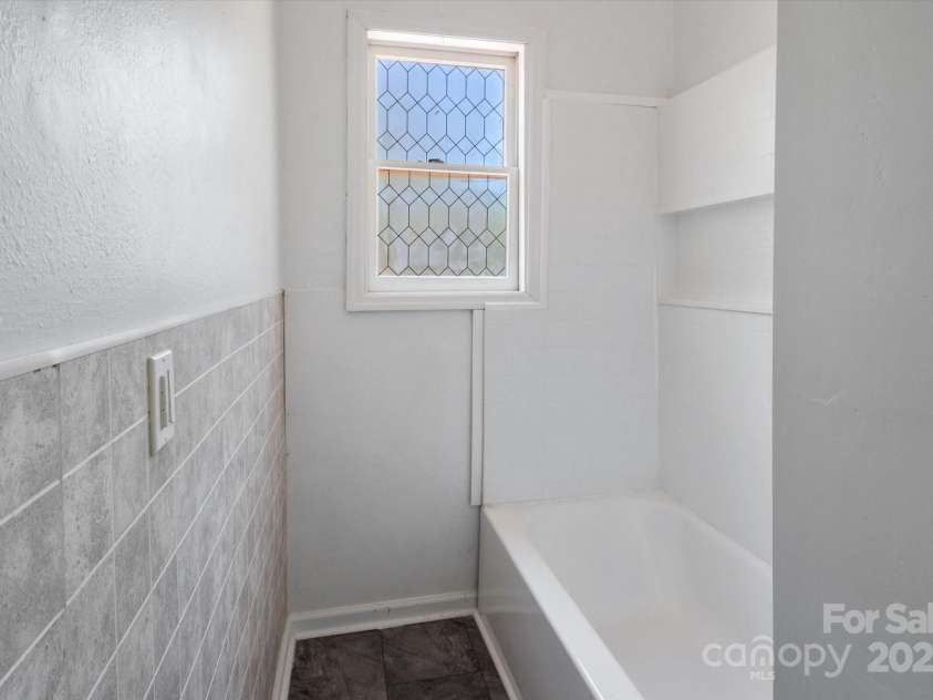 351 Dove Haven Lane, Hendersonville, NC 28791.  MLS# CAR4276592, YatesRealty ID 25581. 