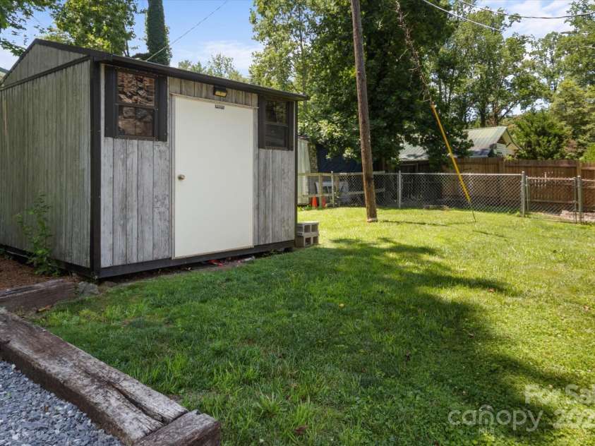 351 Dove Haven Lane, Hendersonville, NC 28791.  MLS# CAR4276592, YatesRealty ID 25581. 