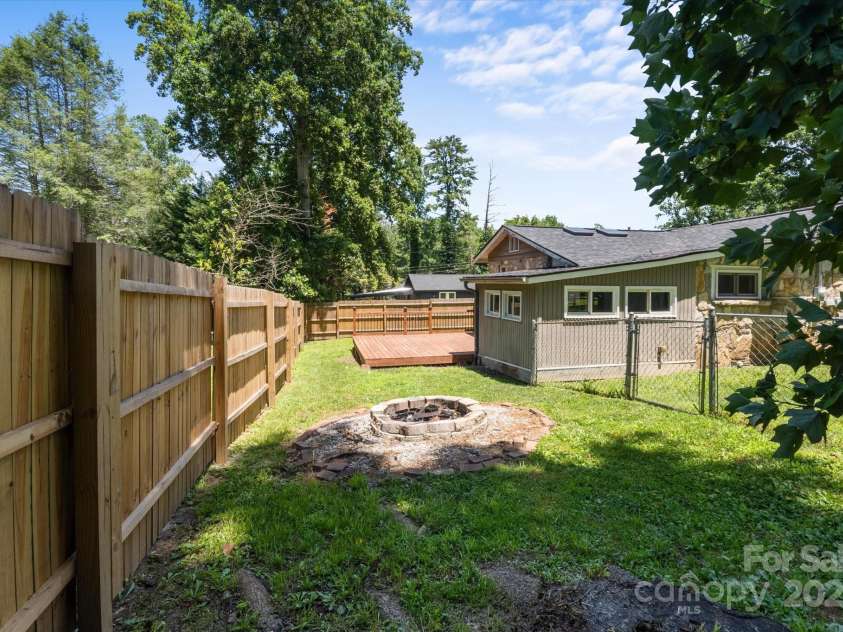 351 Dove Haven Lane, Hendersonville, NC 28791.  MLS# CAR4276592, YatesRealty ID 25581. 