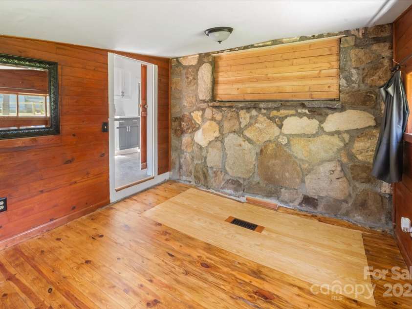 351 Dove Haven Lane, Hendersonville, NC 28791.  MLS# CAR4276592, YatesRealty ID 25581. Flex space