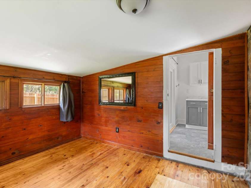 351 Dove Haven Lane, Hendersonville, NC 28791.  MLS# CAR4276592, YatesRealty ID 25581. Flex space