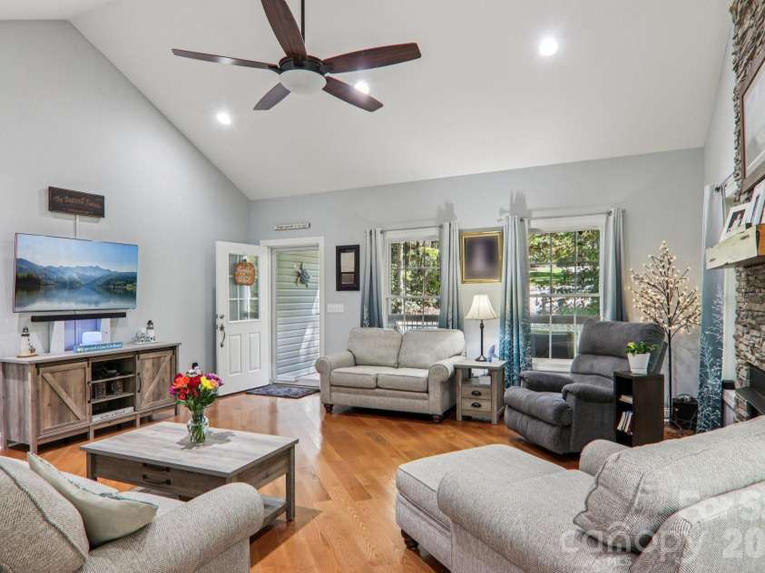 6 Wagon Trace, Flat Rock, NC 28731.  MLS# CAR4374692, YatesRealty ID 25583. Large open living room