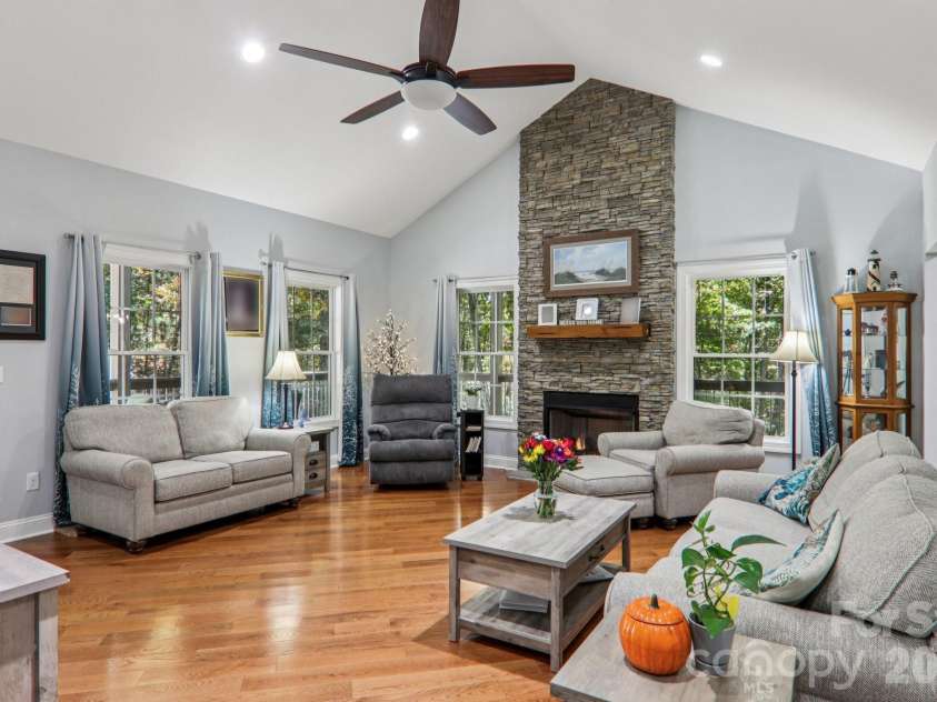 6 Wagon Trace, Flat Rock, NC 28731.  MLS# CAR4374692, YatesRealty ID 25583. Large open living room