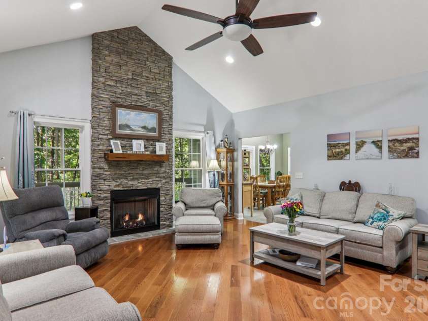 6 Wagon Trace, Flat Rock, NC 28731.  MLS# CAR4374692, YatesRealty ID 25583. Large open living room