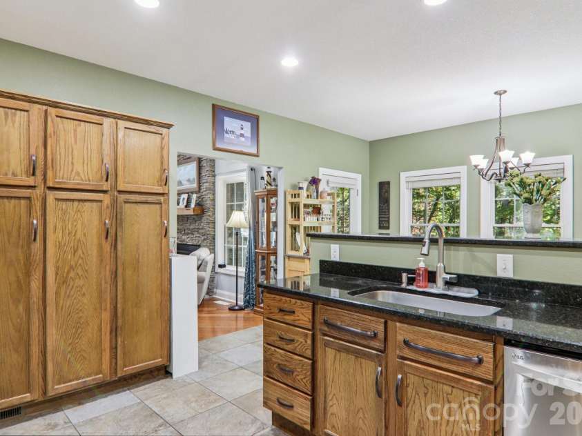 6 Wagon Trace, Flat Rock, NC 28731.  MLS# CAR4374692, YatesRealty ID 25583. Spacious Kitchen