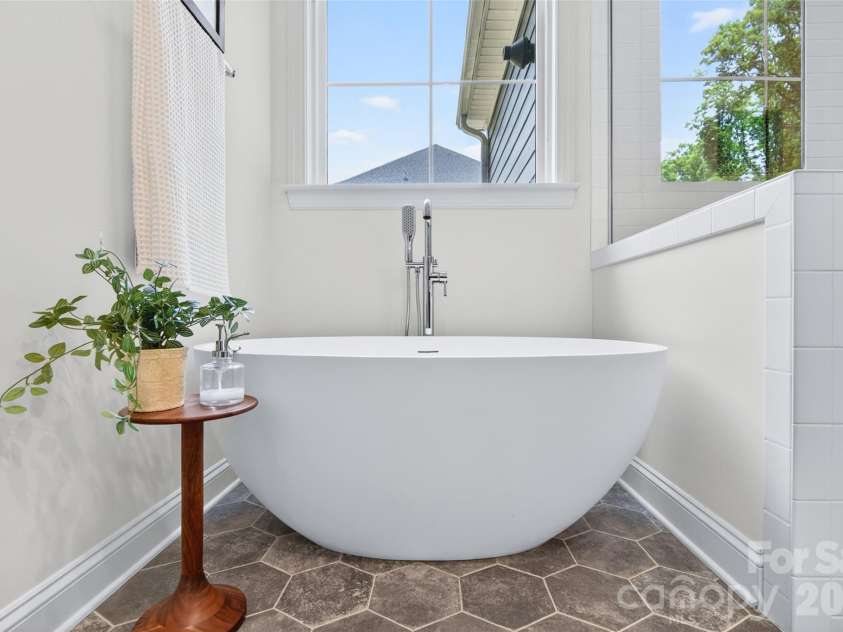 919 Tamary Way, Landis, NC 28088.  MLS# CAR4342389, YatesRealty ID 25584. Gorgeous soaker tub