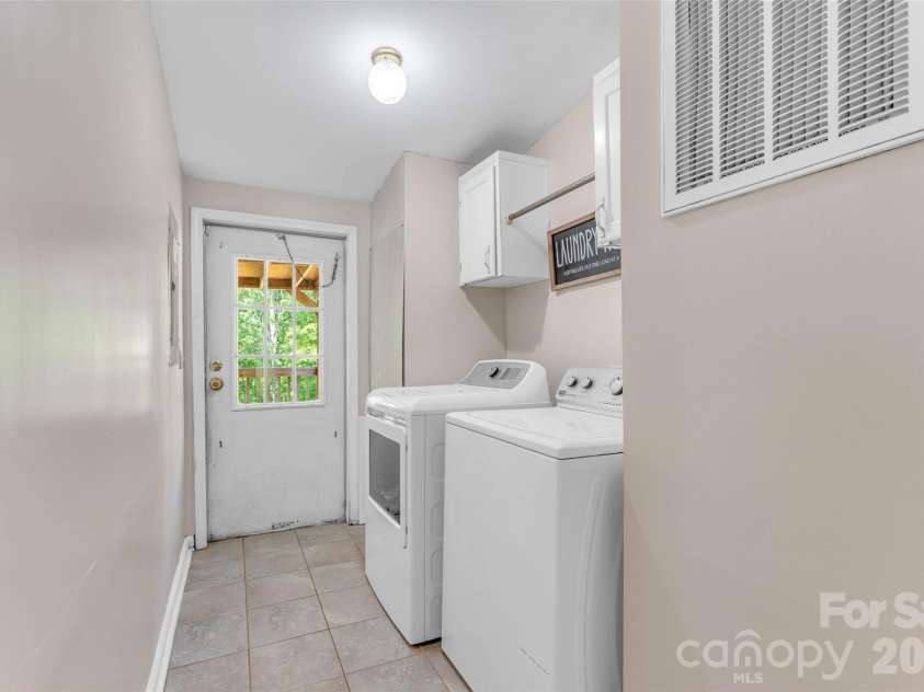 5029 Mundy Lane, Denver, NC 28037.  MLS# CAR4379646, YatesRealty ID 25585. Laundry room/drop zone