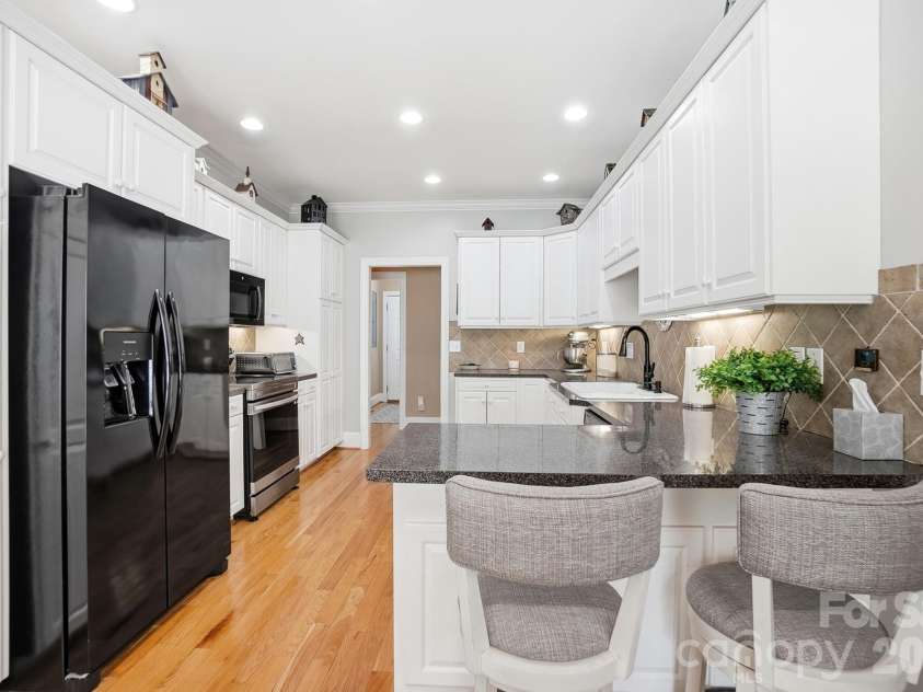 258 Glenwood Drive, Oakboro, NC 28129.  MLS# CAR4384910, YatesRealty ID 25587. Breakfast bar