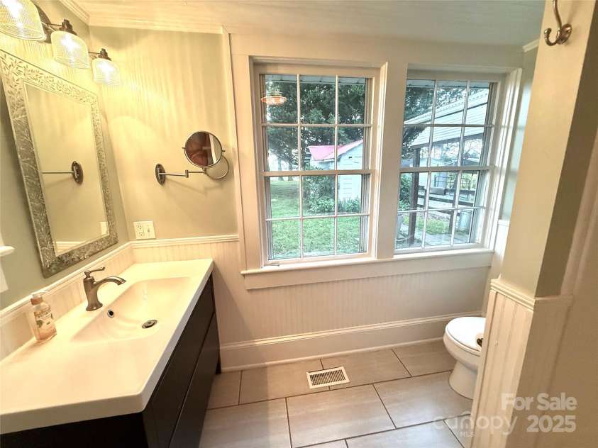 5188 Dysartsville Road, Morganton, NC 28655.  MLS# CAR4270470, YatesRealty ID 25587. En suite bathroom