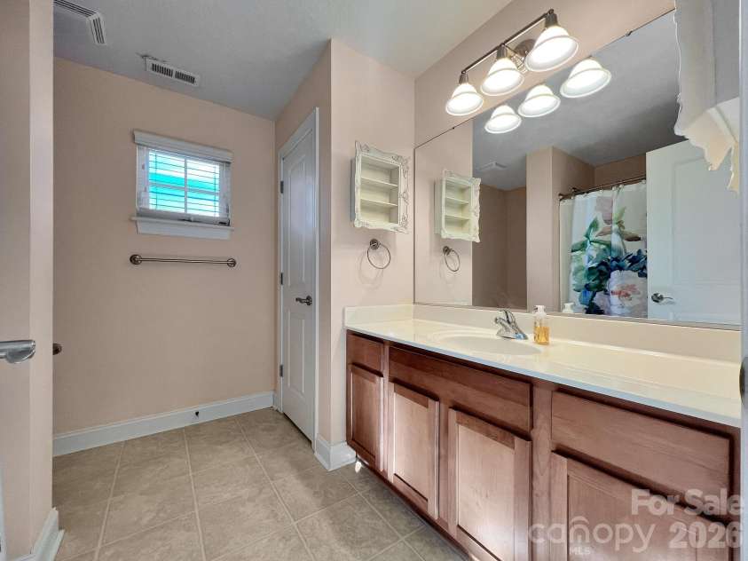 41 Little Fox Lane, Fletcher, NC 28732.  MLS# CAR4335108, YatesRealty ID 2559. 