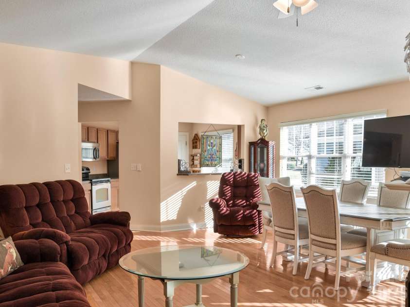 41 Little Fox Lane, Fletcher, NC 28732.  MLS# CAR4335108, YatesRealty ID 2559. 