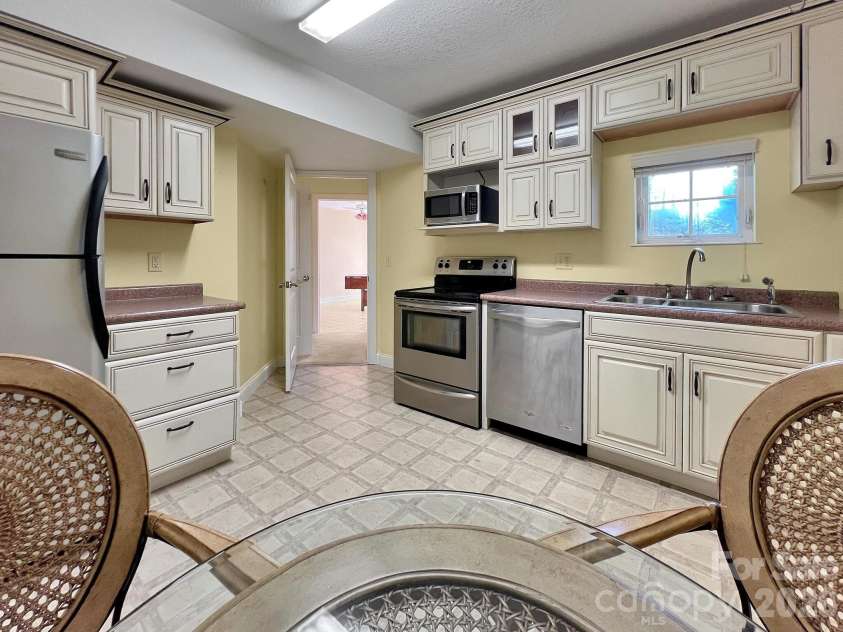 41 Little Fox Lane, Fletcher, NC 28732.  MLS# CAR4335108, YatesRealty ID 2559. 