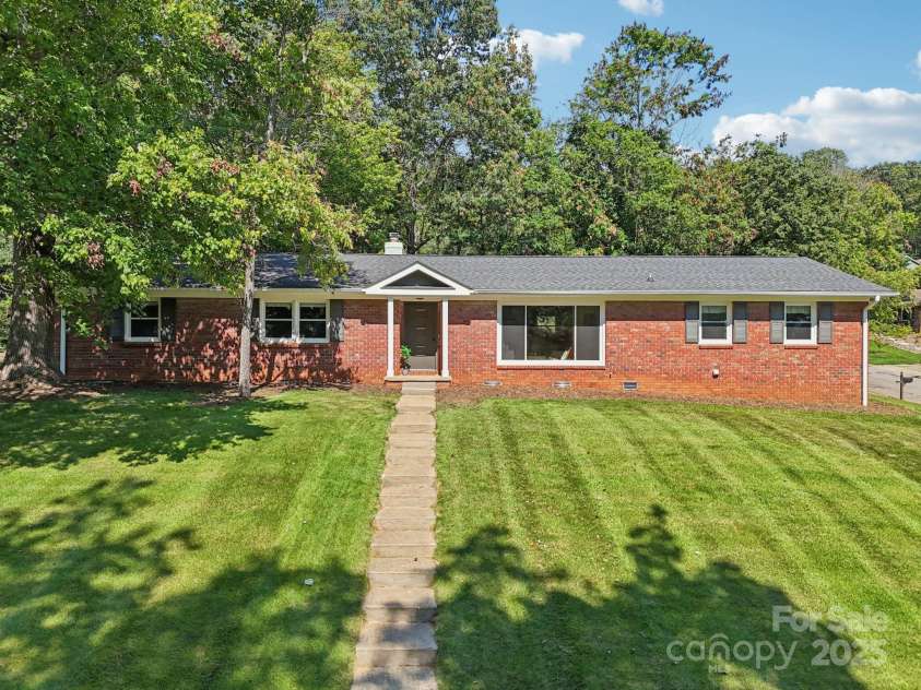 1 Forest Lane, Asheville, NC 28805.  MLS# CAR4233013, YatesRealty ID 25590. 