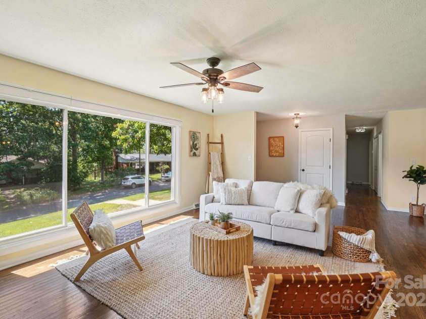1 Forest Lane, Asheville, NC 28805.  MLS# CAR4233013, YatesRealty ID 25590. 