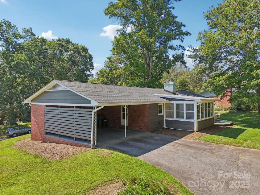 1 Forest Lane, Asheville, NC 28805.  MLS# CAR4233013, YatesRealty ID 25590. 
