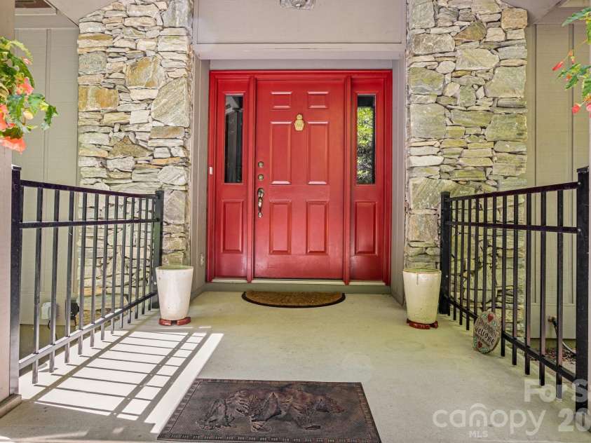 36 Foxglove Road, Hendersonville, NC 28739.  MLS# CAR4384856, YatesRealty ID 25592. 