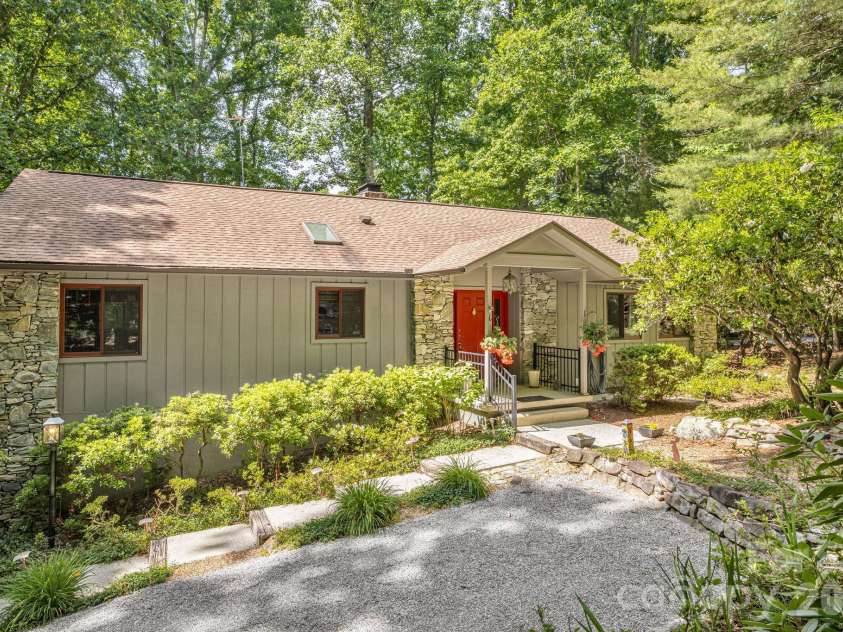 36 Foxglove Road, Hendersonville, NC 28739.  MLS# CAR4384856, YatesRealty ID 25592. 